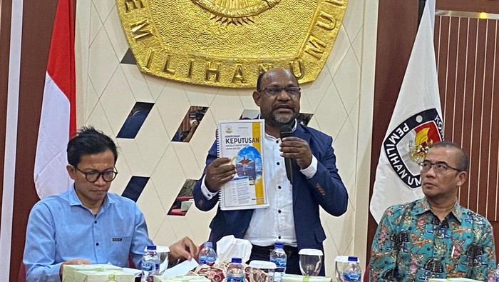 Ketua Majelis Rakyat Papua (MRP) Timotius Murip saat audiensi dengan KPU, Selasa (2/8/2022) (Karin/detikcom).