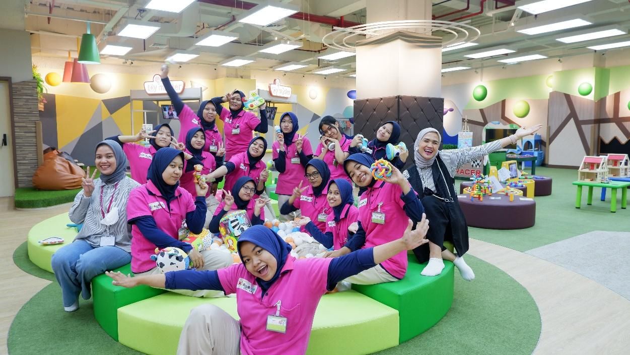Tim kidzooona berfoto bareng di kidzooona Grand Indonesia, siap melayani pelanggan dengan sukacita