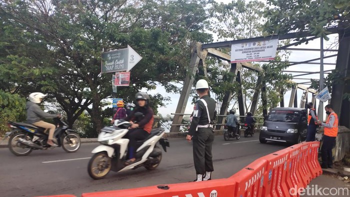 Kendaraan di jembatan Barombong terpantau lancar setelah penerapan rekayasa lalu lintas.
