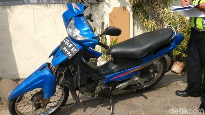Kondisi motor emak-emak yang nyaris tertimpa truk muatan kayu di Klaten, Selasa (2/8/2022).