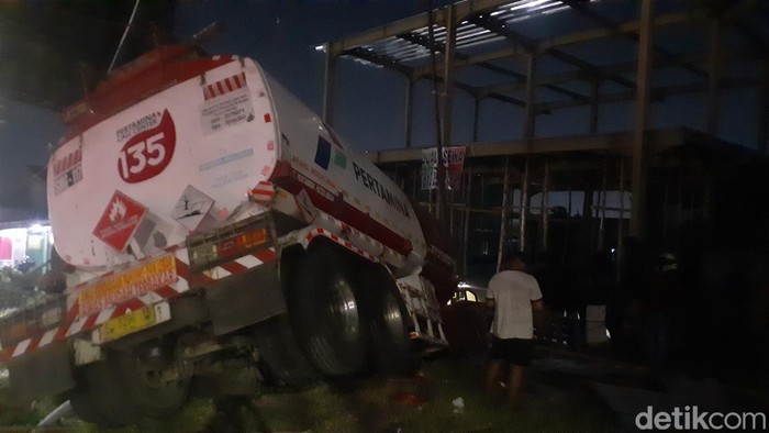 Kondisi truk yang nyungsep di Semarang, Selasa (2/8/2022).