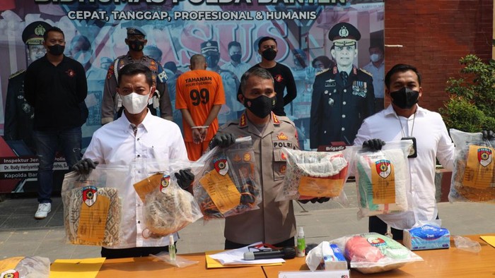 Konferensi pers kasus pembunuhan wanita dalam karung di Tanara, Serang, Banten.