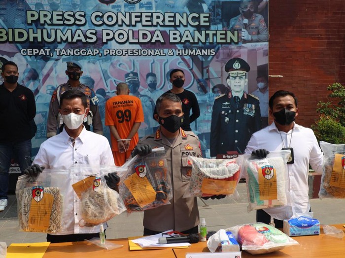 Konferensi pers kasus pembunuhan wanita dalam karung di Tanara, Serang, Banten.
