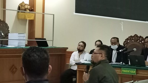 I Dewa Nyoman Wiratmaja, menjadi saksi dalam perkara yang sama untuk terdakwa Ni Putu Eka Wiryastuti, di Pengadilan Tipikor Denpasar, Selasa (2/8/2022).