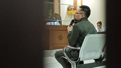 Mantan staf khusus Bupati Tabanan yang juga terdakwa DID Tabanan tahun anggaran 2018, I Dewa Nyoman Wiratmaja, saat menjadi saksi untuk terdakwa perkara yang sama, Ni Putu Eka Wiryastuti, Selasa (2/8/2022)