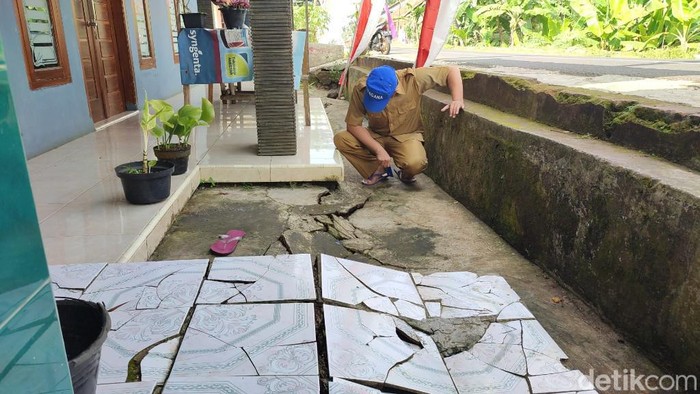Lantai rumah warga di Ciamis retak gegara pergerakan tanah.