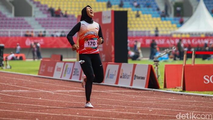 lari apg Atlet para-atletik Indonesia Putri Aulia (kanan) berhasil menjadi yang tercepat dalam final lari putri 200 meter, Asean Para Games 2022, di Stadion Manahan, Solo, Jawa Tengah, Selasa (2/8/2022)