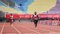 Atlet para-atletik Indonesia Putri Aulia (kanan) berhasil menjadi yang tercepat dalam final lari putri 200 meter, Asean Para Games 2022, di Stadion Manahan, Solo, Jawa Tengah, Selasa (2/8/2022). (Foto: PIUS ERLANGGA).