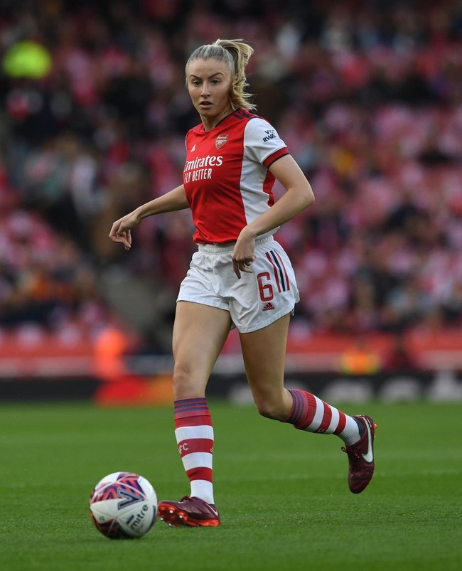 Leah Williamson sukses membawa timnya memenangkan Piala Eropa Wanita 2022 yang digelar beberapa waktu lalu. Sosok wanita itu pun jadi sorotan dan disebut akan jadi David Beckham selanjutnya.Foto: Instagram @leahwilliamsonn