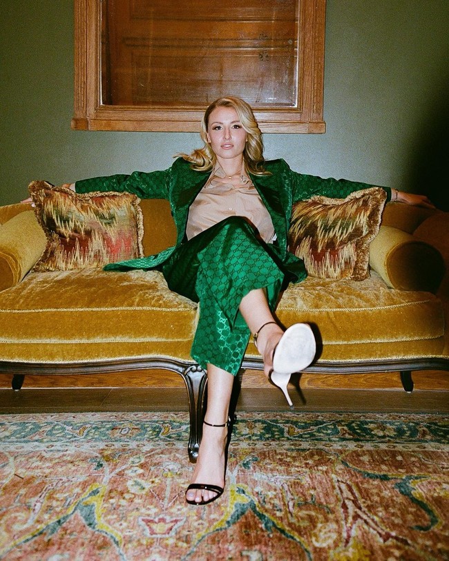 Leah sangat mudah dipasarkan. Dia sangat glam dan sudah menarik perhatian Gucci yang sepertinya melihat nilai dari dia. Ada beberapa rumah busana lain yang mengincarnya. Dia akan menghasilkan banyak keuntungan, kata seorang sumber dilansir Dailystar.Foto: Instagram @leahwilliamsonn