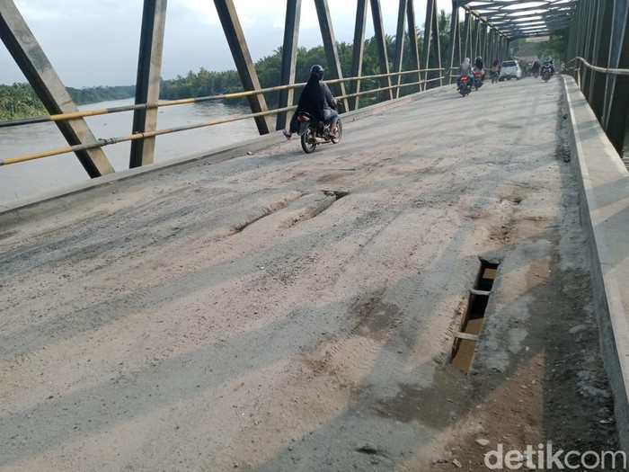 Lubang pada Jembatan Sei Ular bahayakan pengendara.