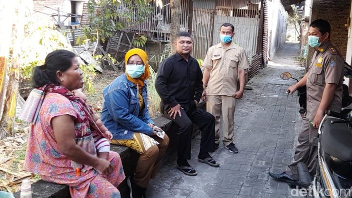 Lurah Sumur Welut menemui pemilik rumah jagal anjing