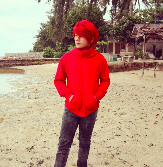 Dalam kesempatan kasual pun, Marcel tetap memilih mengenakan baju merah. ILMU MERAH bukan hanya sekedar tidak percaya perdukunan, tapi tau seluruh Rahasia dan kebohongannya dari A-Z *Tanpa Terkecuali,” begitu keterangan fotonya tersebut. Foto: dok. Instagram/@marcelradhival1