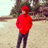 Dalam kesempatan kasual pun, Marcel tetap memilih mengenakan baju merah. ILMU MERAH bukan hanya sekedar tidak percaya perdukunan, tapi tau seluruh Rahasia dan kebohongannya dari A-Z *Tanpa Terkecuali,” begitu keterangan fotonya tersebut. Foto: dok. Instagram/@marcelradhival1