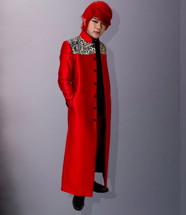 Long coat ini menjadi andalannya yang sering dipakai pria 26 tahun itu. Dia biasa memadankannya dengan wig warna merah, dan riasan mata eyeliner untuk memberikan kesan gothic. Foto: dok. Instagram/@marcelradhival1