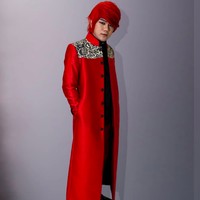 Long coat ini menjadi andalannya yang sering dipakai pria 26 tahun itu. Dia biasa memadankannya dengan wig warna merah, dan riasan mata eyeliner untuk memberikan kesan gothic. Foto: dok. Instagram/@marcelradhival1