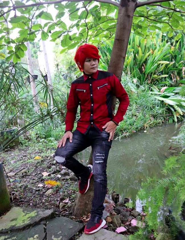 Di channel Youtube-nya, Marcel Radhival membuat konten yang membongkar aksi dukun palsu. Dengan persetujuan, dukun tersebut diminta memperlihatkan ilmunya. Tak jarang, aksi para dukun tersebut dibongkar oleh Marcel. Foto: dok. Instagram/@marcelradhival1