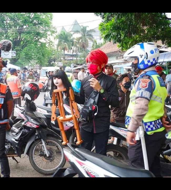 Marcel pun kerap membawa boneka kayu bernama Merry. Dia menyebut bahwa Merry adalah boneka hidup. Foto: dok. Instagram/@marcelradhival1