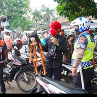 Marcel pun kerap membawa boneka kayu bernama Merry. Dia menyebut bahwa Merry adalah boneka hidup. Foto: dok. Instagram/@marcelradhival1