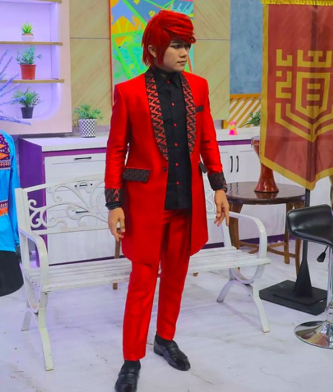 Menjuluki dirinya sebagai Pesulap Merah, Marcel selalu tampil dengan gaya fashion ikoniknya. Baju serba merah dipilihnya sebagai bagian dari ciri khasnya. Foto: dok. Instagram/@marcelradhival1