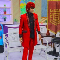 Menjuluki dirinya sebagai Pesulap Merah, Marcel selalu tampil dengan gaya fashion ikoniknya. Baju serba merah dipilihnya sebagai bagian dari ciri khasnya. Foto: dok. Instagram/@marcelradhival1