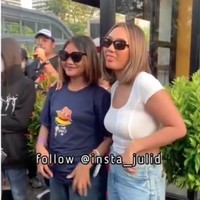 Sama-sama berpose sambil mengenakan kaca mata hitam, sekilas keduanya memang terlihat mirip. Ditambah lagi dengan potongan rambut pendek keduanya yang juga begitu mirip. Foto: Instagram/@insta_julid