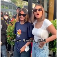 Tak sedikit netizen yang menyebut jika Marion Jola dan Kurma terlihat seperti kakak-adik. Kalau menurutmu bagaimana, apakah keduanya terlihat mirip? Foto: Instagram/@insta_julid