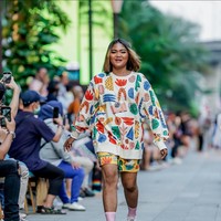 Berkat keviralannya, Kurma jadi mendapat banyak tawaran pekerjaan, salah satunya menjadi model catwalk Calla The Label di Kuningan City. Wajahnya pun terlihat menghiasi akun Instagram Mall Kuningan City. Foto: Instagram/@mallkuningancity