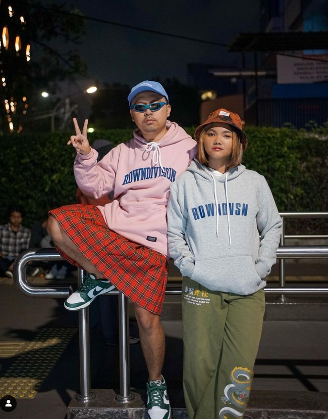 Kurma yang awalnya dikenal sebagai pacar Bonge Citayam Fashion Week itu sering tampil bergaya ala street style. Begini penampilan santainya saat menjadi model salah satu merek baju. Foto: Instagram/@rowndivision