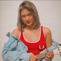 Berbeda dari Kurma, sebenarnya jika dilihat dari foto-foto yang diunggah di Instagram, Marion Jola sendiri lebih senang tampil feminin mengenakan dress. Namun begini gaya Marion saat tampil ala street style. Mirip Kurma nggak nih? Foto: Instagram/@lalamarionmj