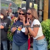 Sering disebut mirip, beberapa waktu lalu akhirnya Marion Jola dan Kurma terlihat bertemu di Citayam Fashion Week. Keduanya pun mengabadikan pertemuannya itu dengan berpose bersama. Foto: Instagram/@insta_julid