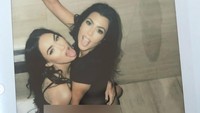 Megan terlihat memangku Kourtney sambil menjulurkan lidahnya dan melihat ke arah kamera. Foto: dok instagram Megan Fox