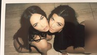 Foto-foto itu diambil pada saat mereka jeda syuting dan pemotretan untuk promo produk Kim Kardashian yakni SKIMS pada akhir tahun lalu. Foto: dok instagram Megan Fox