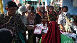 Pemprov DKI Jakarta menggelar imunisasi bagi anak di Semper Barat. Ini merupakan rangkaian kegiatan Bulan Imunisasi Anak Nasional selama bulan Agustus.