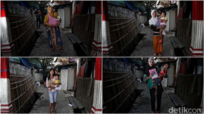 Petugas memberikan imunisasi di kawasan RW 04 Semper Barat, Selasa (2/8). Kegiatan ini merupakan rangkaiam kegiatan Bulan Imunisasi Anak Nasional (BIAN) selama bulan Agustus.