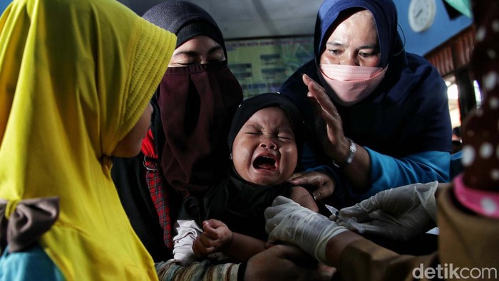 Imunisasi Jalur Cepat via Suntik Ganda, Eh Nakesnya yang Nggak Tega