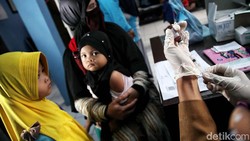 Pemprov DKI Jakarta menggelar imunisasi bagi anak di Semper Barat. Ini merupakan rangkaian kegiatan Bulan Imunisasi Anak Nasional selama bulan Agustus.