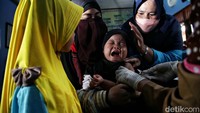 Petugas memberikan imunisasi di RW 04 Semper Barat, Jakarta Utara, Selasa (2/8/2022).