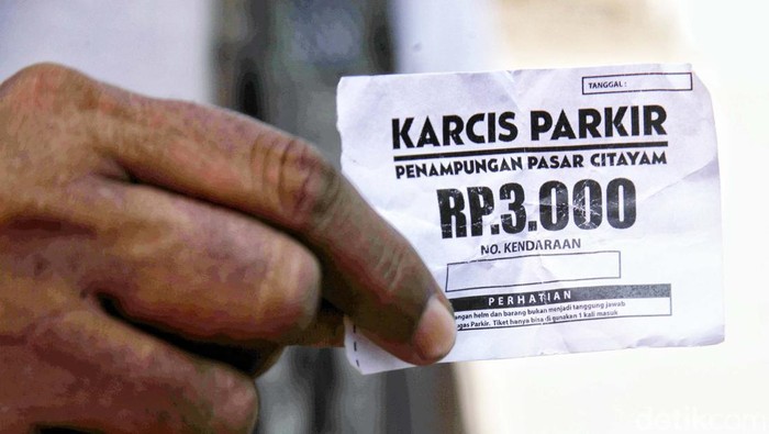 Sejumlah warga beraktivitas di kawasan Penampung Sementara Pasar Citayam, Depok, Jawa Barat, Senin (1/8).