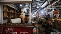 Para pedagang beraktivitas di penampungan sementara Pasar Citayam, Depok, Jawa Barat, Senin (1/8/2022). Tempat ini merupakan pasar sementara selama Pasar Citayam diperbaiki.