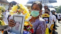 Para kerabat yang mengikuti prosesi juga membawa foto-foto anggota keluarga yang telah meninggal dan memasukkannya ke dalam bade. Kremasi biasanya dilakukan oleh keluarga individu, tetapi upacara massal meringankan beban biaya. Beberapa keluarga menunggu lebih dari lima tahun untuk kremasi.