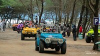 Keseruan Jeep di pantai.