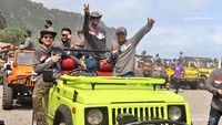 Menikmati pantai dengan naik jeep.