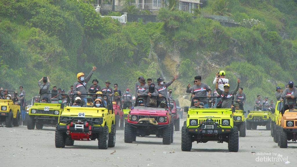Memacu Adrenalin Naik Jeep di Pantai Parangkusumo
