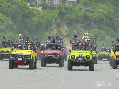 Memacu Adrenalin Naik Jeep di Pantai Parangkusumo