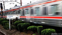 Stasiun ini merupakan stasiun yang lokasinya paling selatan di Kota Depok dan paling utara di Kabupaten Bogor. Sisi utara stasiun ini termasuk dalam wilayah Kota Depok, sedangkan sisi selatannya sudah termasuk wilayah Kabupaten Bogor.