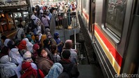 Stasiun ini sangat padat saat jam pergi dan pulang kerja.