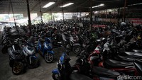 Banyaknya mengguna Commuter Line yang berangkat dari dan menuju Stasiun Citayam, Depok, membawa berkah bagi pengusaha parkir.