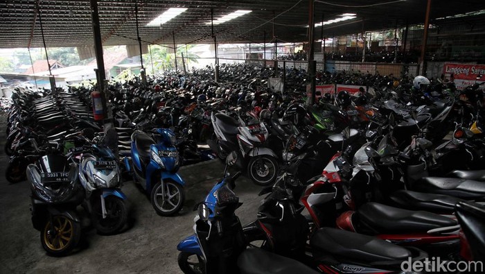 Banyaknya mengguna Commuter Line yang berangkat dari Stasiun Citayem, Depok, membawa berkah bagi pengusaha parkir motor. Ratusan motor diparkir setiap hari.