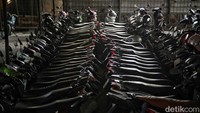 Para pekerja yang menggunakan kereta ulang-alik (komuter) akan menitipkan sepeda motornya di kantong-kantong parkir di dekat stasiun.